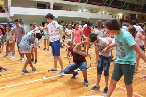 Comienza el juego tirando por turnos desde la raya hacia el triángulo, intentando sacar alguna canica del triángulo. Se están llevando a cabo los Juegos Recreativos de Invierno