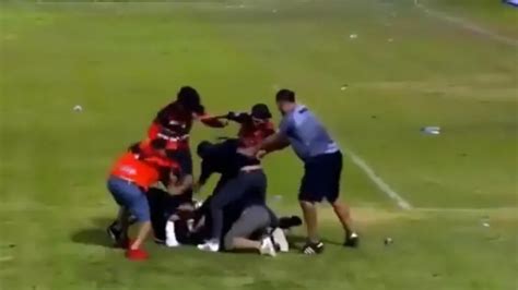 Brutal Batalla Campal En El Salvador Entre Los Aficionados Del Firpo Y