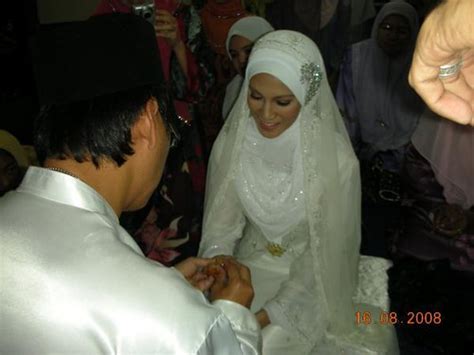 He has been involved in a number of other areas of the malaysian film industry as well, having been a producer. Isu Online: Gambar Aziz M Osman Nikah Dengan Ustazah
