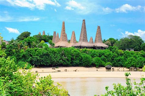 Sebelum kita membahas sejarah perkembangan islam di pulau buton, ada baiknya kita mengetahui sedikit tentang buton. Sejarah Pantai Ratenggaro di Pulau Sumba