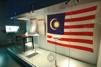 Latarbelakang berwarna putih membawa maksud d.y.m.m sultan. "JALUR GEMILANG": SEJARAH BENDERA MALAYSIA