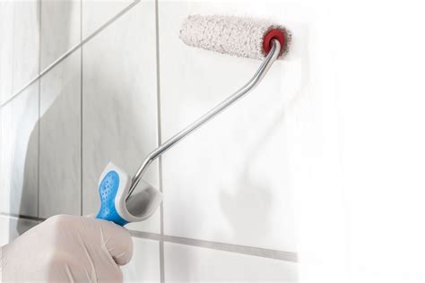 Sie haben noch ein altmodisches bad aus den 1970ern. Fliesen lackieren | Anleitung von HORNBACH