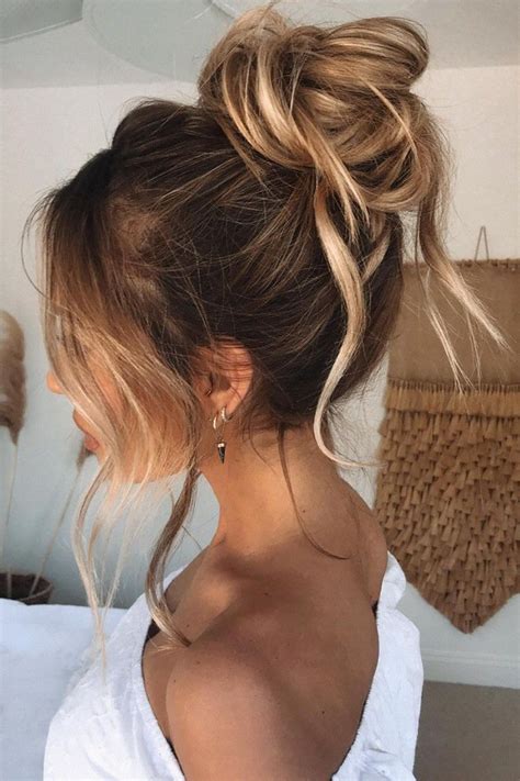 A Messy Bun Is The Relaxed Way To Style Out Second Day Hair How Hair Extensions Work Hair