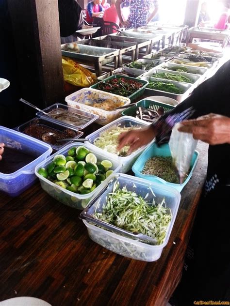 Pelbagai aneka lauk pauk boleh anda dapatkan di situ. Nasi Ulam Cikgu - Tempat Makan Best di KB
