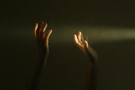 Orang Yang Mengangkat Tangan · Foto Stok Gratis