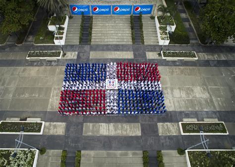 En tales circunstancias, resulta un poco extraño que haya personas que aboguen por la desaparición de los tres padres de la patria, como lo. Hoy es día de la bandera dominicana, su origen y evolucion ...