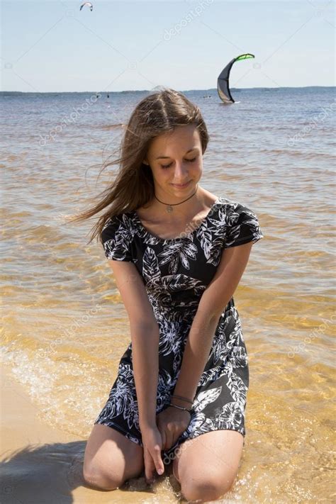 — pige, 12 år gammel iført et livstykke. 12 ans image libre de droit par OceanProd © #79285374