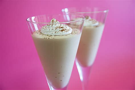 Corte a massa em 2 discos. Mousse de Chocolate Branco e Café | SaborIntenso.com