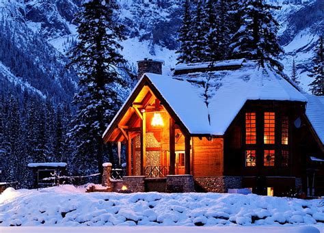 굴뚝 겨울 빛 눈 나무 산 밤 자연 집 갈색과 흰색 목조 주택 Hd 배경 화면 Wallpaperbetter