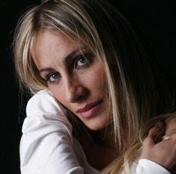 Maria zaffino è una donna semplicissima, piena di valori e tanta umiltà che, come ripeto sempre, fanno il vero artista. I-Milk Project e QuizzaMi Napoli: QuizzaMi al S.E.B.S ...