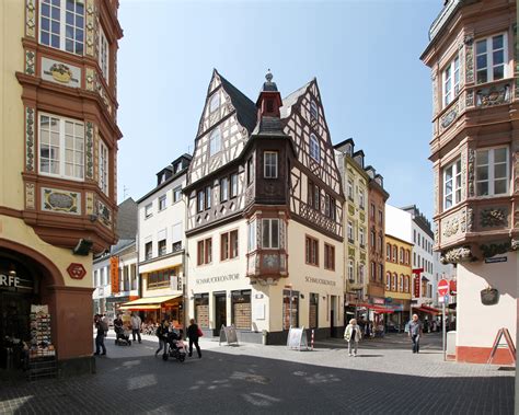 Parkmöglichkeiten sowie eine bushaltestelle befinden sich direkt am haus. File:Altstadt Koblenz, Marktstraße. Haus Zu St. Petrus.jpg ...