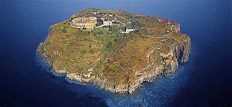 Non esistono tratte da e per l'isola poiché, oltre ad essere assolutamente da vedere vicino l'isola di santo stefano sono le altre isole pontine ad iniziare dall'isola di ventotene, poi l'isola di ponza (e. Isola di Santo Stefano - I. Ponziane (LT) - Ex carcere di ...