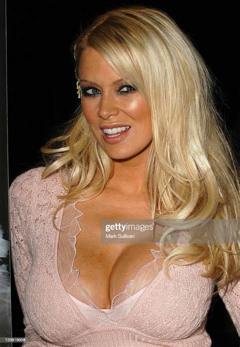 Jenna Jameson During Jenna Jameson Signs Her New Book How To Make Photo D Actualité Getty