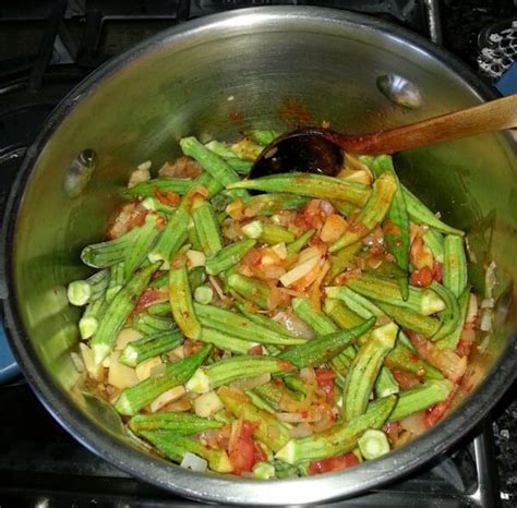 Gebratene kartoffeln mit okraschoten und sesammus, ein leckeres und veganes gericht, welches einfach zuzubereiten ist. Okraschoten mit Olivenöl - Zeytinyağlı Bamya - Türkische ...