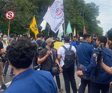 Demo 21 April Massa Mahasiswa Aksi Mulai Berkumpul Di Depan Irti Monas