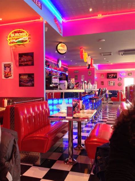 All diner chairs & diner tables are heavy duty quality for domestic or commercial use. The little dive bar Ana and Christian went to. | Diseño de ...