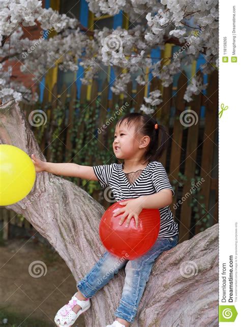Śliczna Niegrzeczna Urocza Urocza Małej Dziewczynki Sztuka Z Balonem I