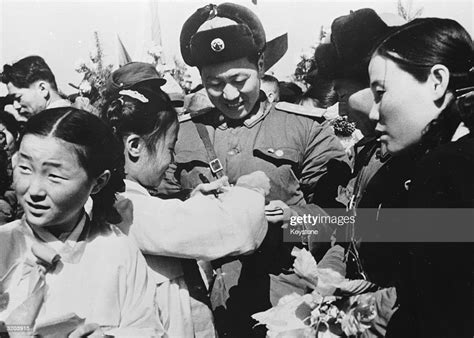 Korean Girls Present A Member Of The Chinese People S Volunteer Army Photo D Actualité