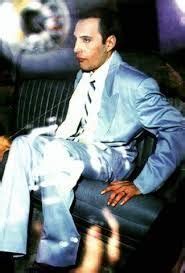 A police officer gets a closer look at a painting of abe vigoda during his funeral service in new york on the star (far left) with marlon brando, richard castellano, john cazale, al lettiere. Afbeeldingsresultaat voor freddie mercury last photo ...