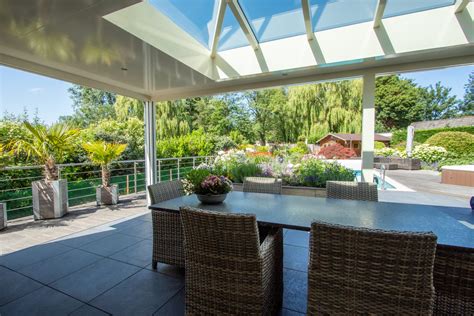 Urban convenience at your doorstep and walking distance to medan tuanku monorail station which provide a seamless access to kl sentral interchange and thereon to klia. Luxe Veranda - De SerreSpecialist