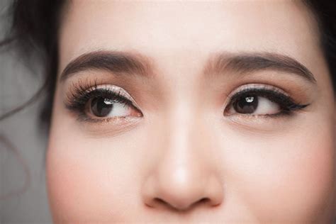 How To Apply Eyeliner To Make Eyes Look Bigger
