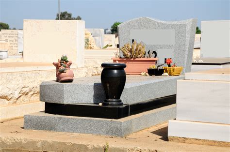 Gravestoneshq Definitive Guide To Choosing A Gravestone Or Headstone