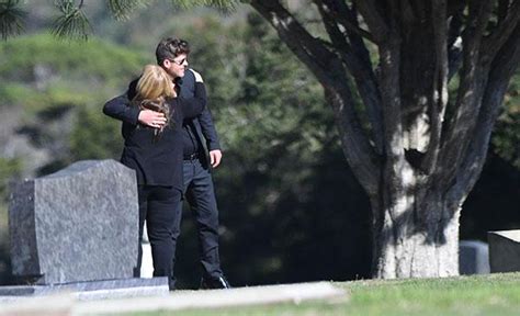 Distraught Robin Thicke Cries By His Fathers Casket