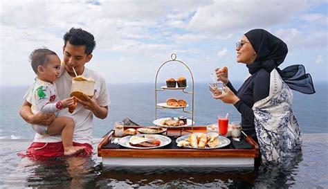 4 Akomodasi Di Bali Dengan Floating Breakfast Sarapan Cantik Ala
