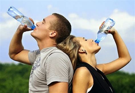 Minum air lemon tidak hanya membantu mendapatkan lebih banyak asam sitrat, tetapi juga air yang anda butuhkan untuk mencegah batu ginjal. Khasiat dan Kebaikan Minum Air Kosong (Air Masak)