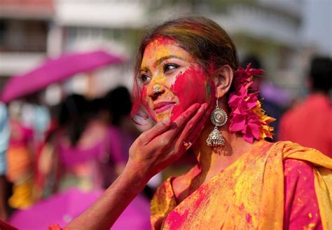 What Is Holi Hindus Around The World Celebrate Festival Of Colours