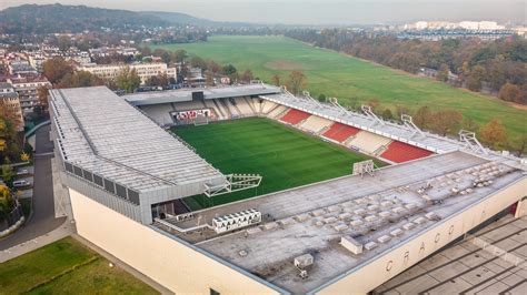 Cracovii grozi kara zamknięcia stadionu za odpalenie i strzelanie racami przez grupę pseudokibiców podczas derbowego meczu z wisłą kraków. Stadion im. Józefa Piłsudskiego (Stadion Cracovii ...