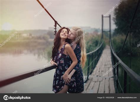 Couple Lesbien Ensemble Plein Air Concept Image Libre De Droit Par Andreonegin