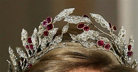 Tiara De Rubies Y Diamantes Representando Frutos Y Hojas De Olivo