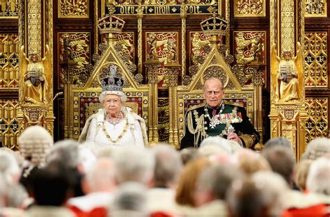 La regina, che ha 93 anni, ha registrato il suo messaggio in una sala del castello di windsor, seduta alla sua scrivania e con alle spalle un maestoso albero di natale. Regina Elisabetta discorso di Natale 2020 del 25 dicembre ...