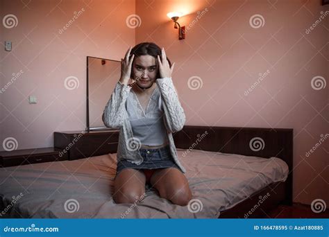 Jonge Meid Met Kort Haar In Een Sweater Denim Skirt Die Alleen Op Bed
