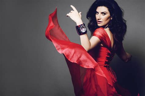 laura pausini revoluciona instagram al posar sin maquillaje critica