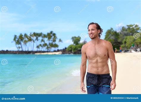 Uomo Sexy Dell Abs Nei Tronchi Di Nuotata Sulla Vacanza Della Spiaggia Fotografia Stock