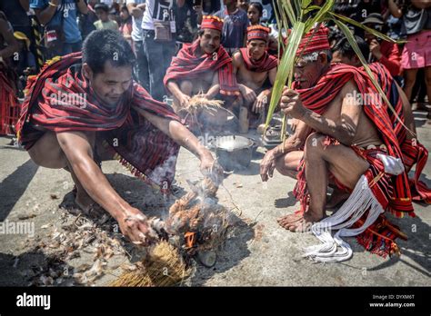 Banaue Philippines 27th Apr 2014 Ifugao Tribesmen Prepare A Chicken