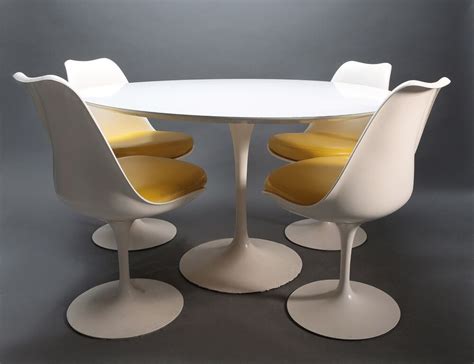 Hello and welcome to our website. Authentic Vintage Knoll Saarinen Tulip Table & 4 Chairs ...