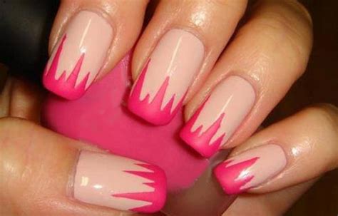 Aplicaciones doradas en el centro de cada parte inferior de la uña. Diseños de uñas sencillos - UñasDecoradas CLUB