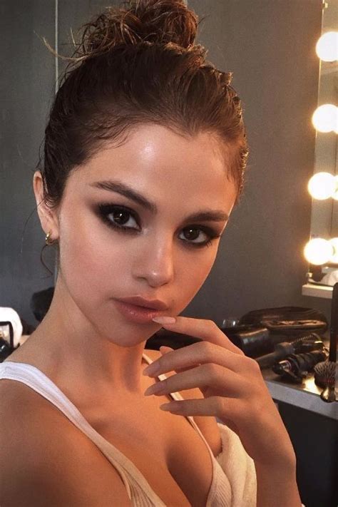Selena Gomez Just Brought Back This S Haircut In Dark Eye Makeup Makeup Eyeliner