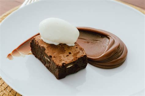 1 iogurte magro liquido de morango e framboesa (pode usar outro sabor e/ou iogurte sólido). Esfera de chocolate e torta de iogurte: veja sobremesas ...