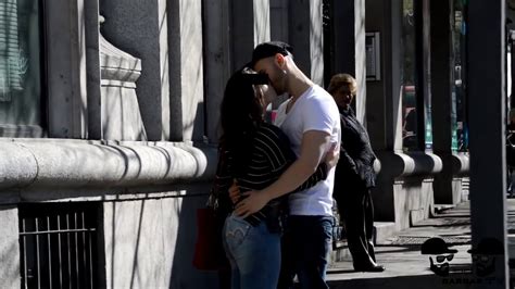 BESOS FACILES KISSING PRANK Besando A Chicas Desconocidas Y Sexys