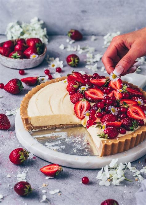 30 cherry desserts that aren't pie. Vanilla pudding tart with strawberries | Vegan - Bianca ...