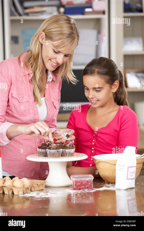 Madre E Hija Decorar Pastelitos Caseros En La Cocina Fotografía De