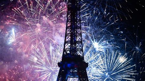 وقد أسس برج ايفل في باريس بمناسبة الذكرى المئة للثورة. باريس تحتفل بميلاد برج إيفل الـ 130