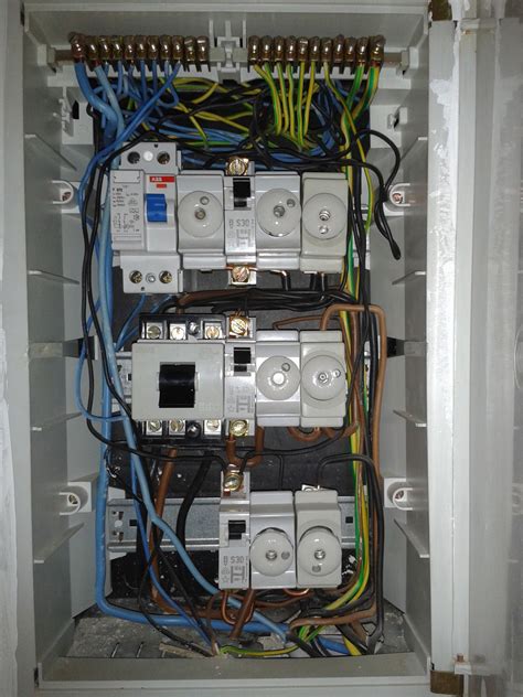 Stromkreise erneuern modernisiere deine sicherungskästen! Blick in Sicherungskasten - Mikrocontroller.net