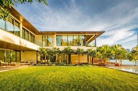 Elegant Secluded Floating Eaves Residence In Miami Florida Home