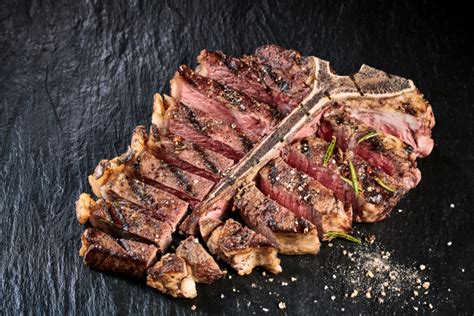 Grilled Medium Rare T Bone Steak With Seasoning Lizenzfreies Foto
