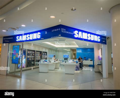 Samsung Galaxy Store Interior Hi Res Stock Photography And Images Alamy